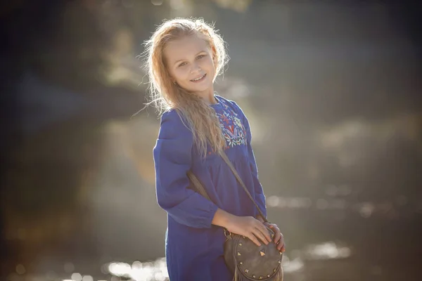 Portrait d'automne extérieur de fille avec chapeau et jeans usure . — Photo