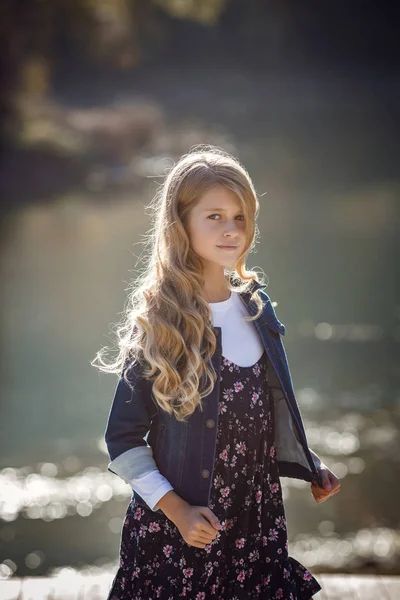 Retrato de otoño al aire libre de niña con sombrero y jeans . —  Fotos de Stock