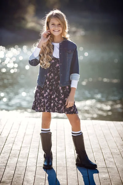 Осенний портрет девушки в шляпе и джинсах . — стоковое фото