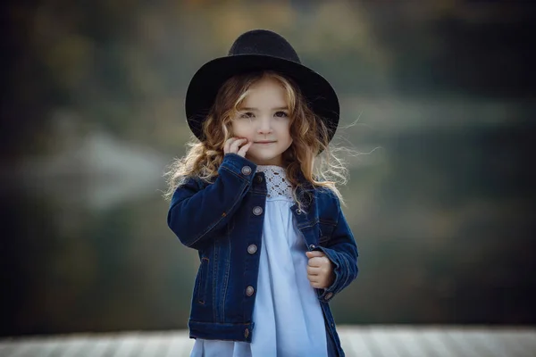 Retrato de queda ao ar livre da menina com chapéu e jeans desgaste . — Fotografia de Stock