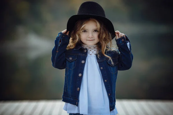 Ritratto di caduta esterna di ragazza con cappello e jeans usura . — Foto Stock