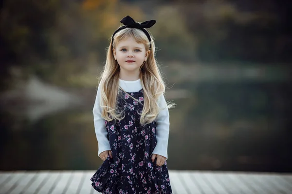 Retrato de otoño al aire libre de niña con sombrero y jeans . —  Fotos de Stock
