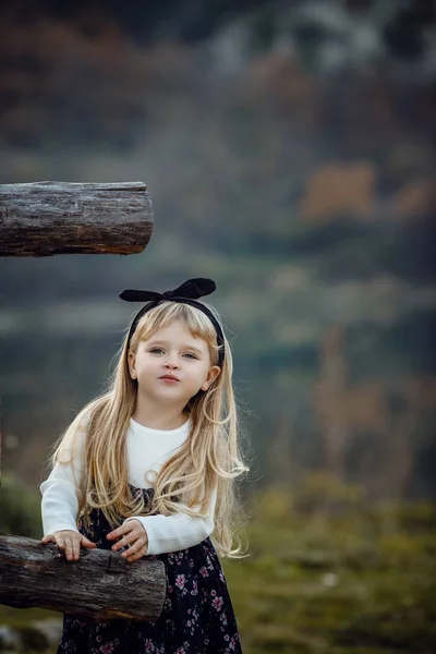 Retrato de queda ao ar livre da menina com chapéu e jeans desgaste . — Fotografia de Stock