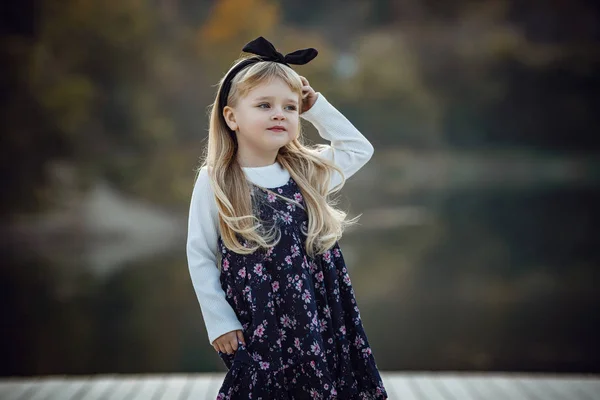 Retrato de queda ao ar livre da menina com chapéu e jeans desgaste . — Fotografia de Stock