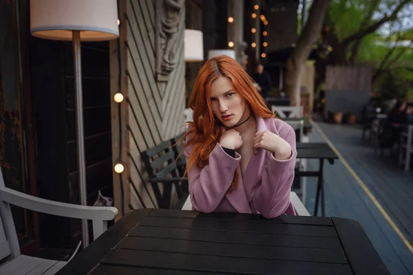 Portré gyönyörű redhair nő séta a városi park. — Stock Fotó