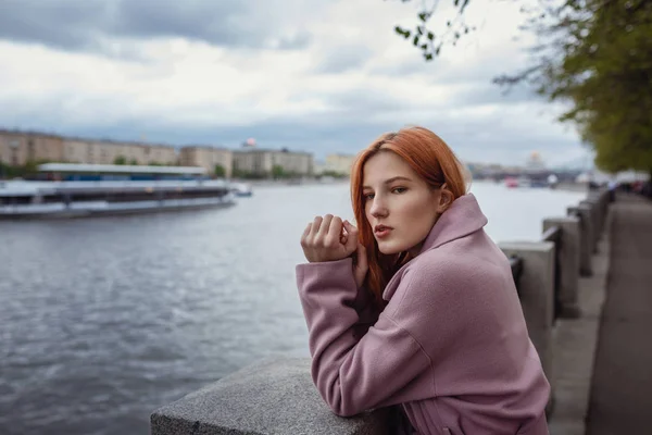 도시 공원을 걷는 아름다운 빨간 머리 여자의 초상화. — 스톡 사진