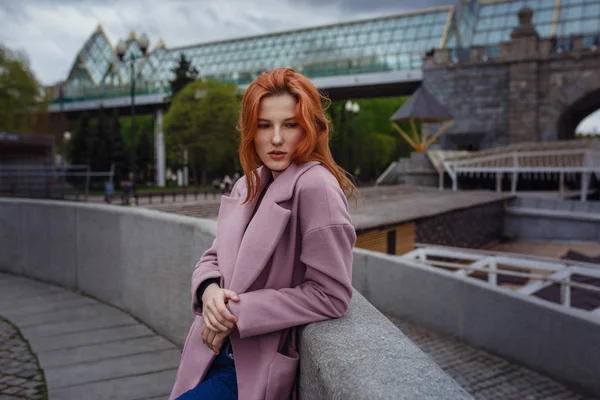 Porträtt av vackra redhair kvinna gå i stadsparken. — Stockfoto