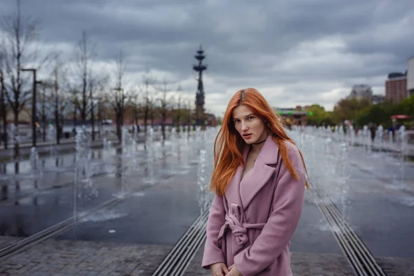 Portrait de belle rousse marchant dans le parc de la ville . — Photo