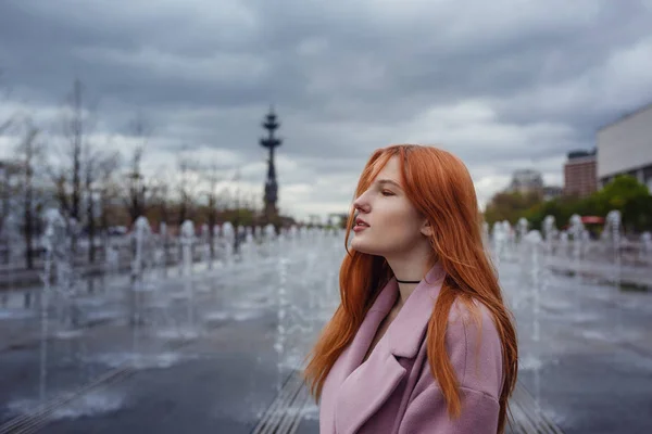 Portrait de belle rousse marchant dans le parc de la ville . — Photo