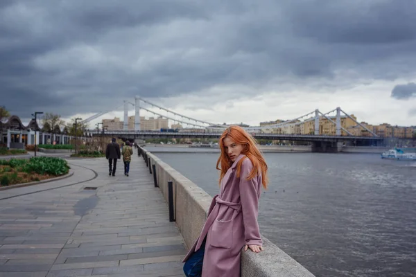 街の公園を歩く美しい赤毛の女性の肖像. — ストック写真