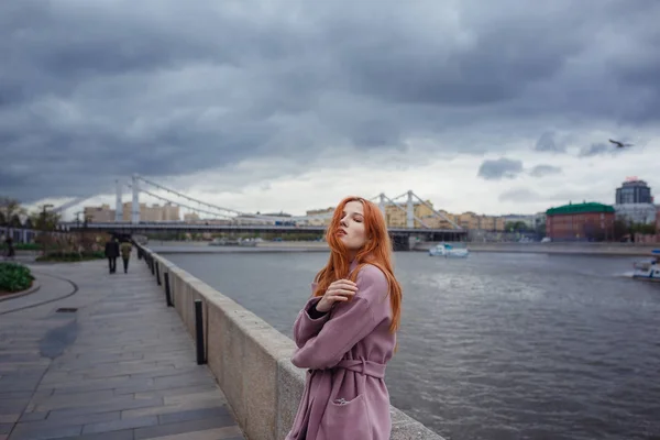 도시 공원을 걷는 아름다운 빨간 머리 여자의 초상화. — 스톡 사진