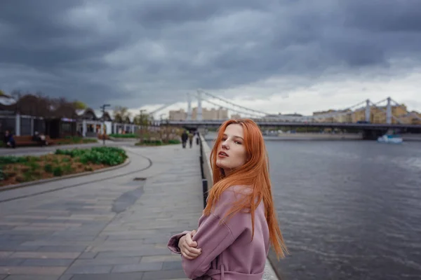 Şehir parkında yürüyen güzel kızıl saçlı kadının portresi. — Stok fotoğraf