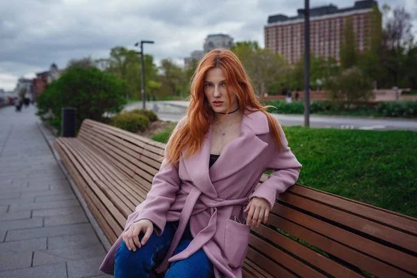 Porträtt av vackra redhair kvinna gå i stadsparken. — Stockfoto