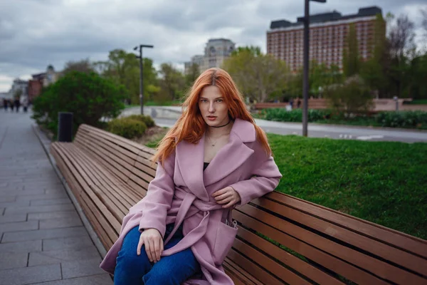 Şehir parkında yürüyen güzel kızıl saçlı kadının portresi. — Stok fotoğraf