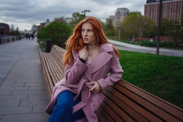 Portré gyönyörű redhair nő séta a városi park. — Stock Fotó