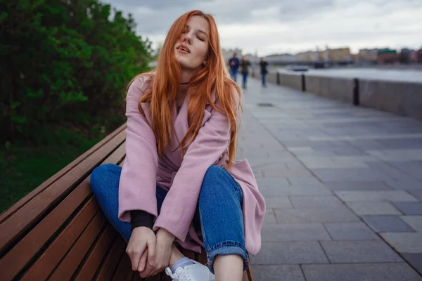 Portré gyönyörű redhair nő séta a városi park. — Stock Fotó