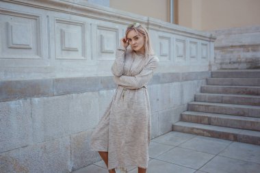 Güzel kadın Moskova sokaklarında yürüyor