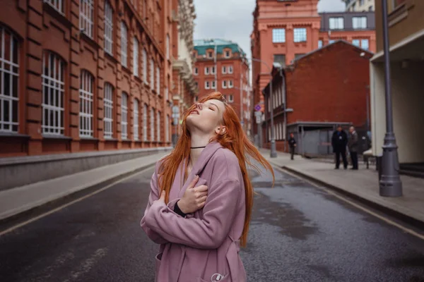 Portré gyönyörű redhair nő séta a városi park. — Stock Fotó