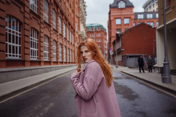 Şehir parkında yürüyen güzel kızıl saçlı kadının portresi. — Stok fotoğraf