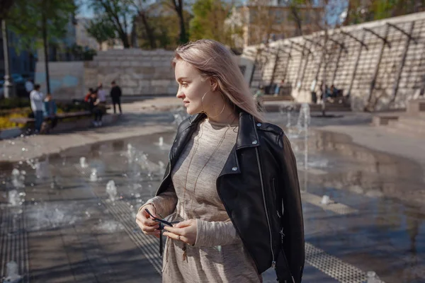 Vacker kvinna går genom gatorna i Moskva — Stockfoto