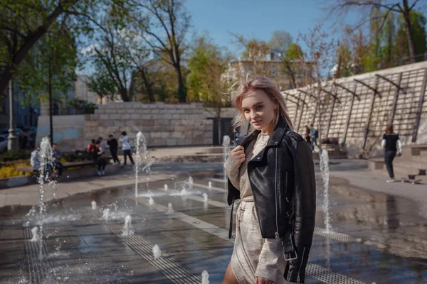 아름다운 여자는 모스크바의 거리를 통해 산책 — 스톡 사진