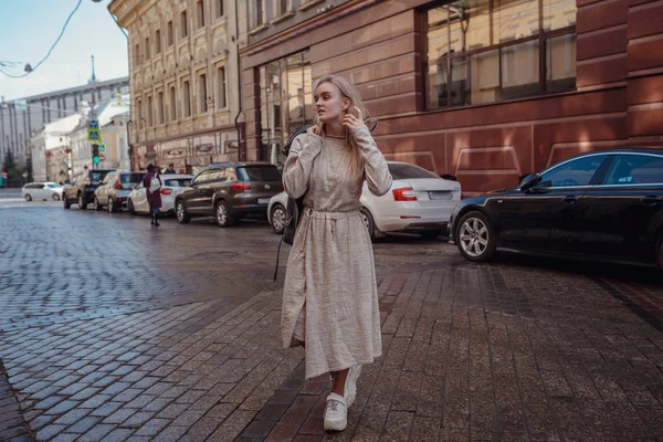 Mulher bonita caminha pelas ruas de Moscou — Fotografia de Stock