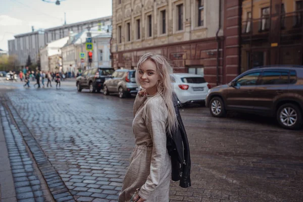 Beautiful woman walks through the streets of Moscow — Stock Photo, Image