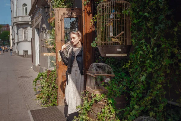 Beautiful woman walks through the streets of Moscow — Stock Photo, Image