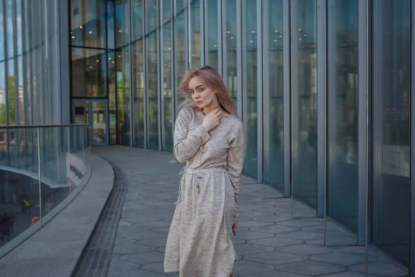 Vacker kvinna går genom gatorna i Moskva — Stockfoto