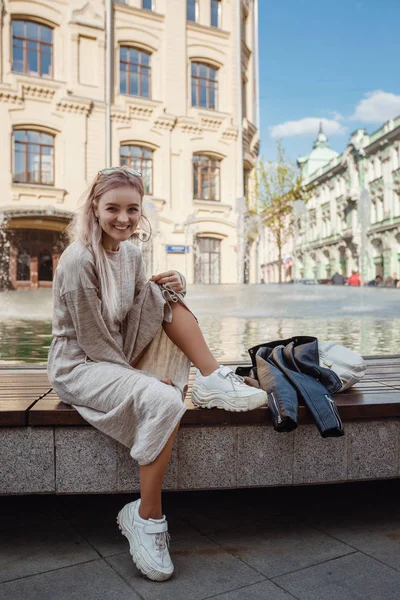 Gyönyörű nő sétál utcáin Moszkva — Stock Fotó
