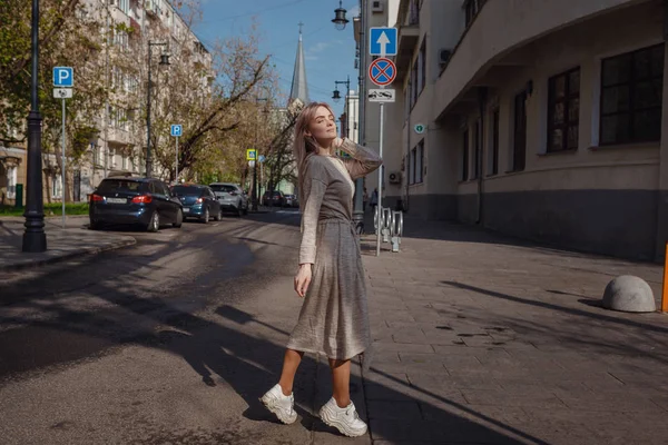 Vacker kvinna går genom gatorna i Moskva — Stockfoto