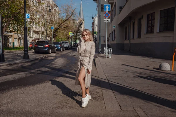 Красивая женщина ходит по улицам Москвы — стоковое фото