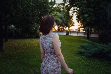 Gülümseyen ve uzağa bakan güzel kadın görüntüsü