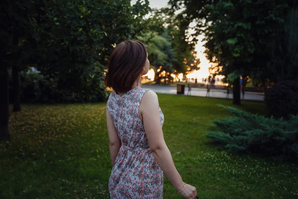 Gülümseyen ve uzağa bakan güzel kadın görüntüsü