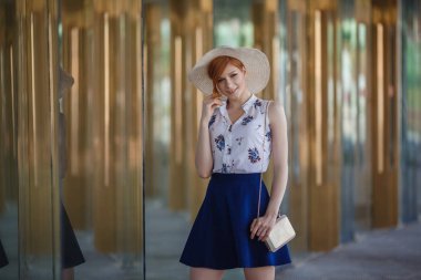 genç çekici neşeli kadın şehirde yürüyüş.