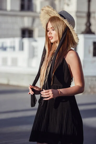 Femme marchant par la mer. fille portrait d'été . — Photo