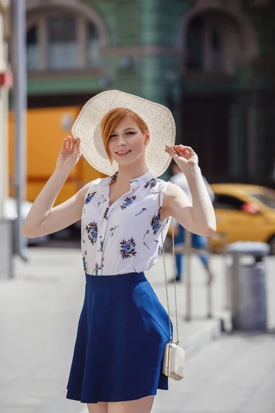 Jovem mulher alegre atraente andando na cidade . — Fotografia de Stock