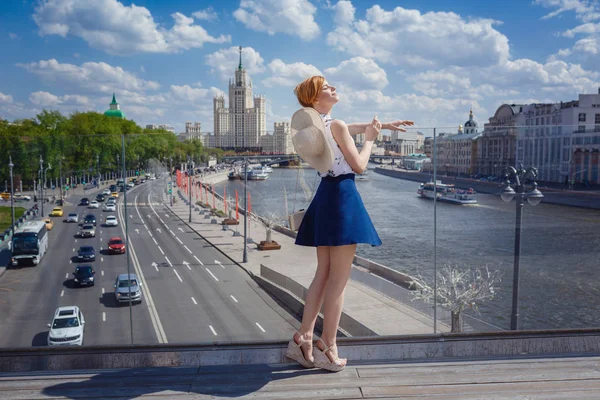 Jonge aantrekkelijke vrolijke vrouw lopen in de stad. — Stockfoto