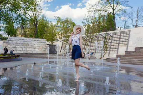 Jonge aantrekkelijke vrolijke vrouw lopen in de stad. — Stockfoto