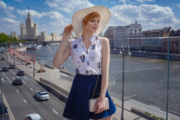 Unga attraktiva glad kvinna promenader i city. — Stockfoto