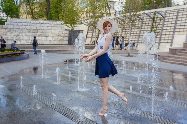 Jonge aantrekkelijke vrolijke vrouw lopen in de stad. — Stockfoto