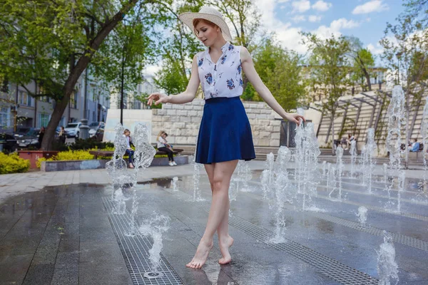 Jonge aantrekkelijke vrolijke vrouw lopen in de stad. — Stockfoto