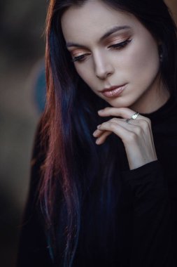 Şık bir odada poz siyah balıkçı yaka ile güzel genç kadın