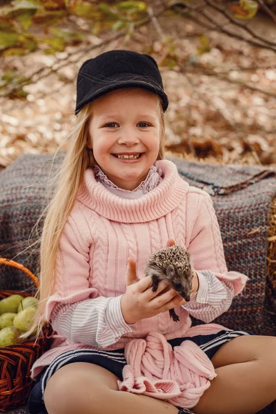 Sevimli kirpi ile mutlu küçük çocuk kız. — Stok fotoğraf