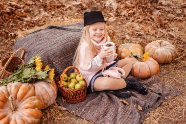 Sevimli kirpi ile mutlu küçük çocuk kız.