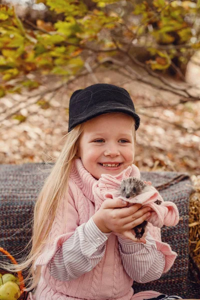 かわいいハリネズミと幸せな小さな女の子. — ストック写真