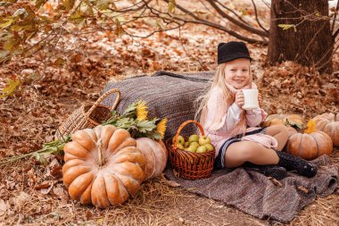 Sevimli kirpi ile mutlu küçük çocuk kız.