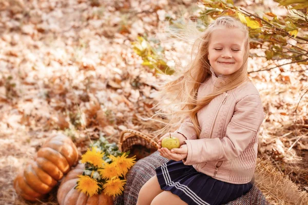 Felice ragazza carina in autunno autunno all'aperto — Foto Stock