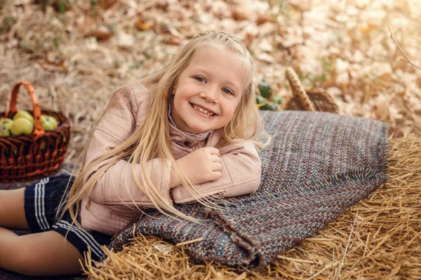 Joyeux fille mignonne en automne automne extérieur — Photo