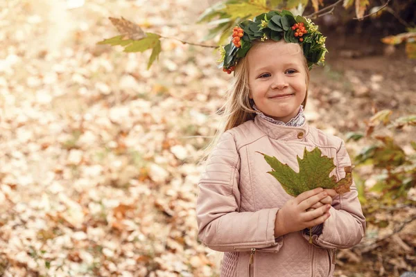 Sonbaharda mutlu sevimli kız açık sonbaharda — Stok fotoğraf